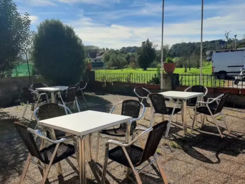 Terraza exterior del Hotel Familiar Las Solanas de Escalante con prado y entorno natural en Cantabria Terraza exterior del Hotel Familiar Las Solanas de Escalante con prado y entorno natural en Cantabria