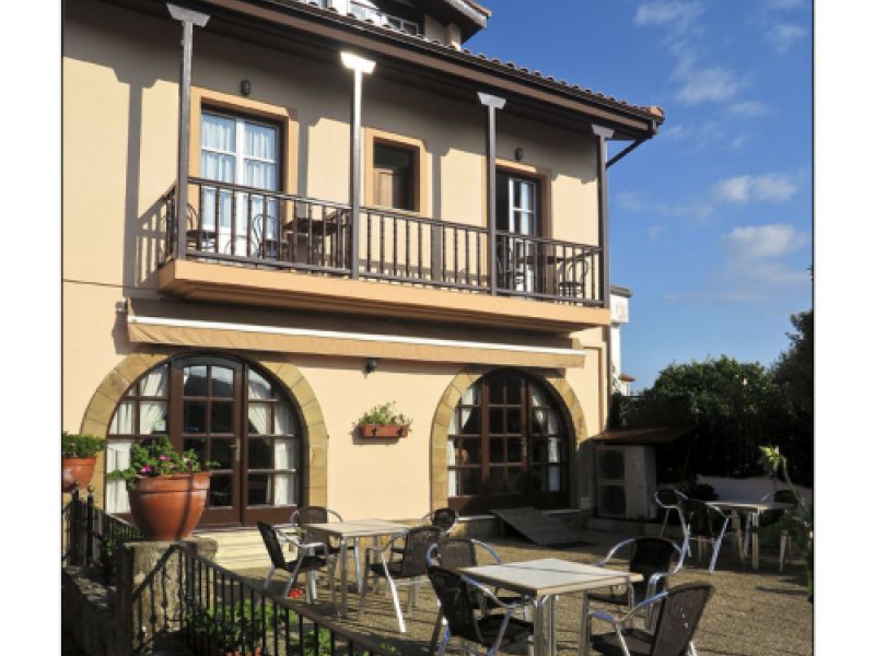 Fachada y terraza del Hotel Las Solanas en Cantabria Fachada y terraza del Hotel Las Solanas en Cantabria