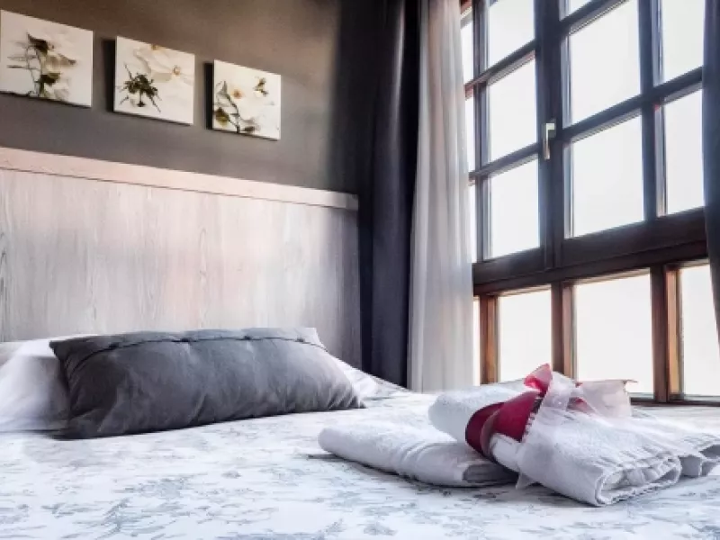 103 detalle cama ropa blanca floral habitacion escalante 103 detalle cama ropa blanca floral habitacion escalante